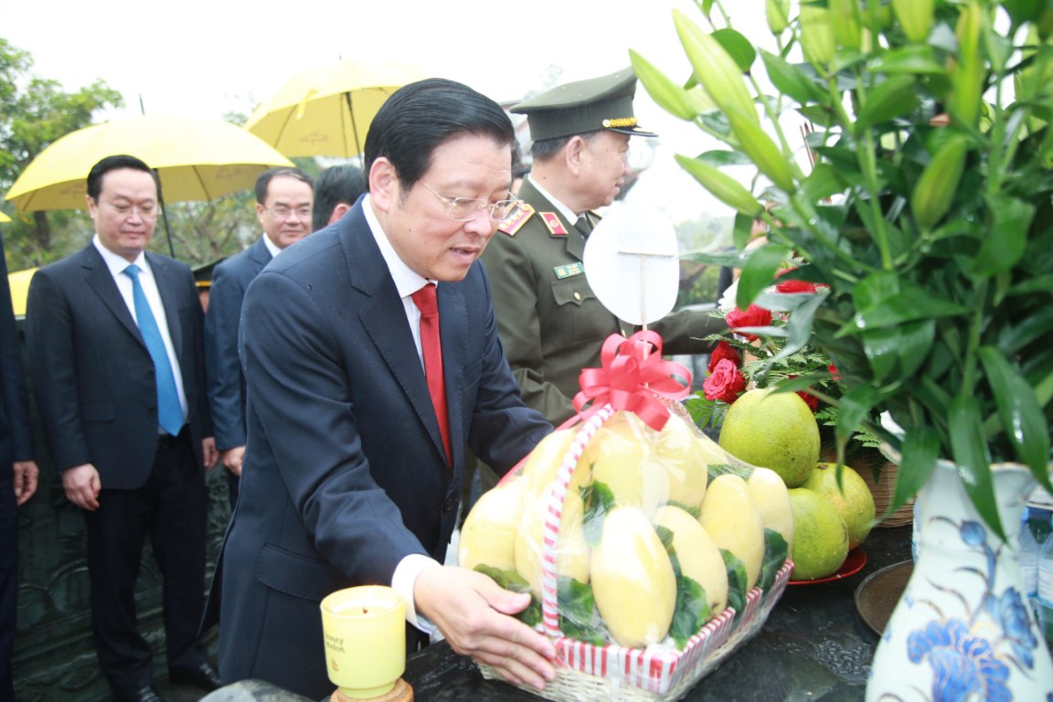 Đồng chí Phan Đình Trạc - Ủy viên Bộ Chính trị, Bí thư Trung ương Đảng, Trưởng Ban Nội chính Trung ương dâng lễ tại Đền Chung Sơn