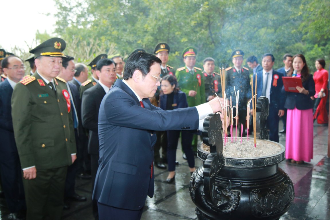 Đồng chí Phan Đình Trạc dâng hương tại mộ Bà Hoàng Thị Loan - thân mẫu Chủ tịch Hồ Chí Minh