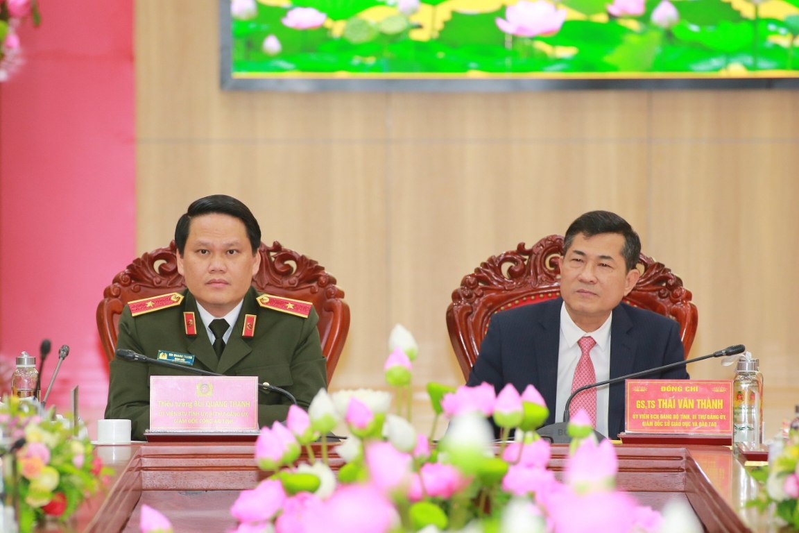 Đồng chí Thiếu tướng Bùi Quang Thanh, Giám đốc Công an tỉnh và đồng chí Thái Văn Thành, Giám đốc Sở Giáo dục và đào tạo đồng chủ trì Hội nghị