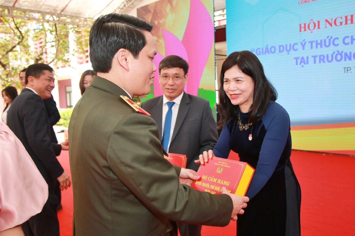 Đồng chí Thiếu tướng Bùi Quang Thanh, Giám đốc Công an tỉnh trao tặng Trường THPT Huỳnh Thúc Kháng Bộ cẩm nang Tuyên truyền, phổ biến, giáo dục pháp luật 