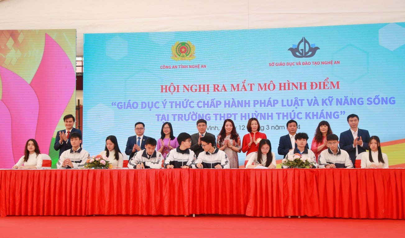 Đại diện giáo viên và các em học sinh Trường THPT Huỳnh Thúc Kháng ký cam kết thực hiện mô hình dưới sự chứng kiến của Lãnh đạo UBND tỉnh, Lãnh đạo Công an tỉnh và Sở Giáo dục và đào tạo