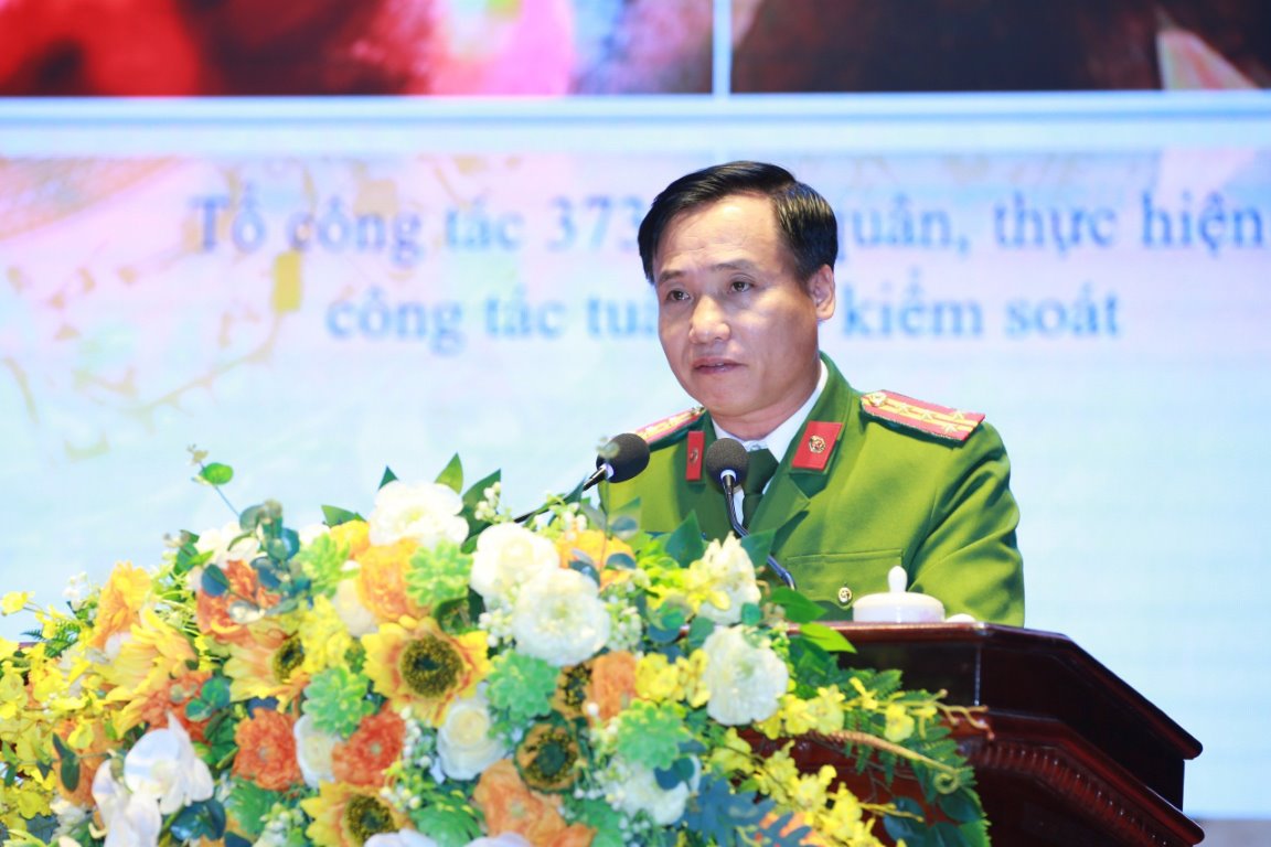 Đồng chí Đại tá Nguyễn Duy Thanh, Phó Giám đốc Công an tỉnh trình bày báo cáo tổng kết đợt cao điểm 