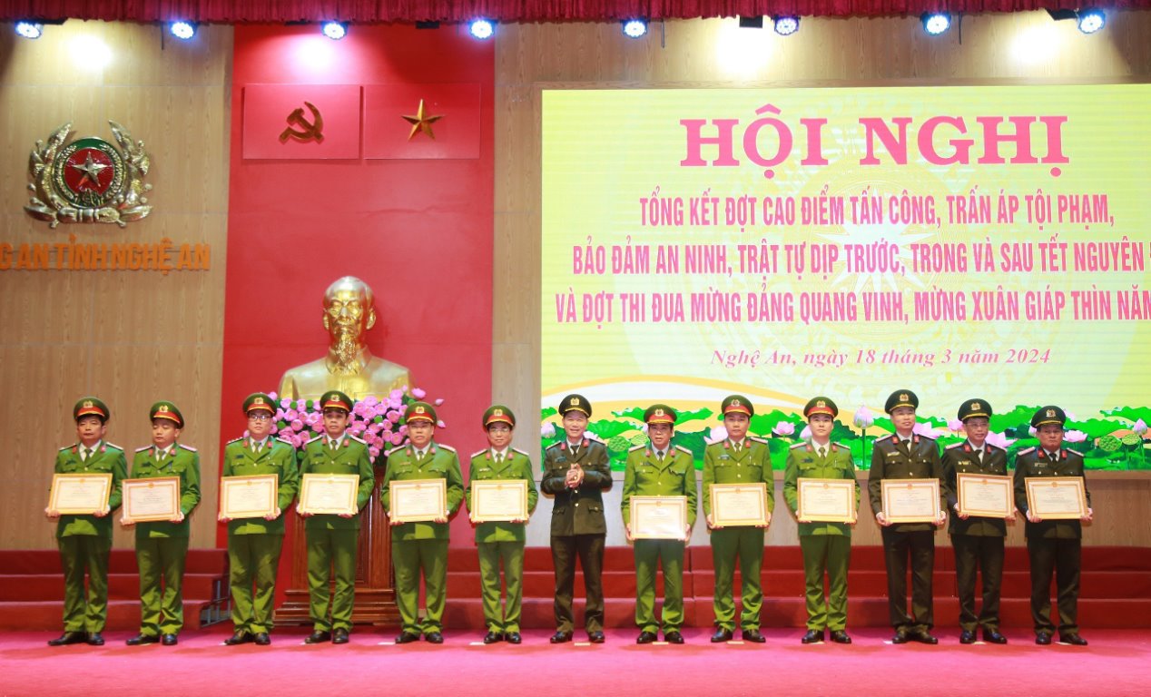 Đồng chí Đại tá Lê Văn Thái, Phó Giám đốc Công an tỉnh trao Giấy khen của Giám đốc Công an tỉnh cho các tập thể, cá nhân đạt thành tích xuất sắc