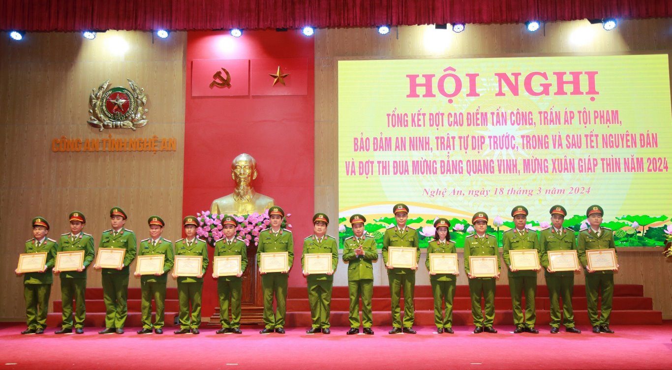 Đồng chí Đại tá Nguyễn Duy Thanh, Phó Giám đốc Công an tỉnh trao Giấy khen của Giám đốc Công an tỉnh cho các tập thể, cá nhân đạt thành tích xuất sắc