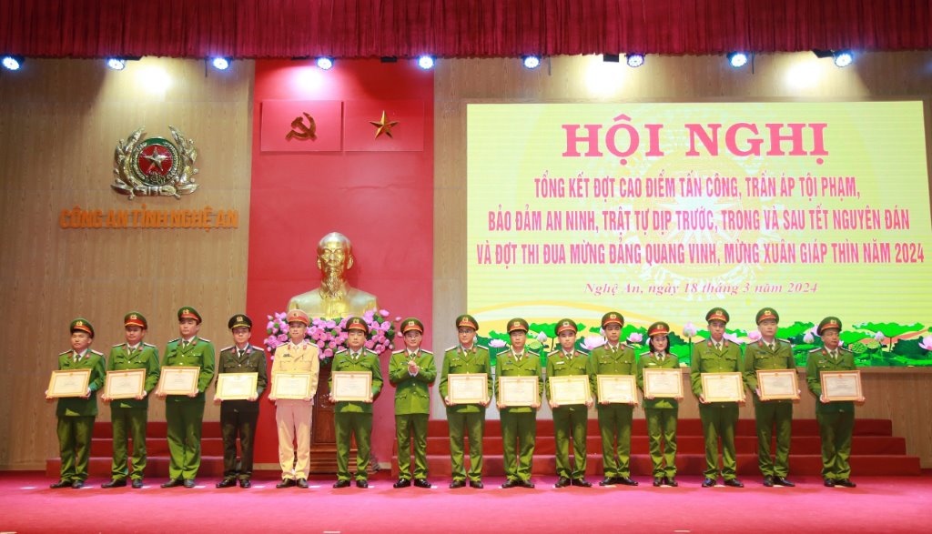 Đồng chí Đại tá Trần Ngọc Tuấn, Phó Giám đốc Công an tỉnh trao Giấy khen của Giám đốc Công an tỉnh cho các tập thể, cá nhân đạt thành tích xuất sắc