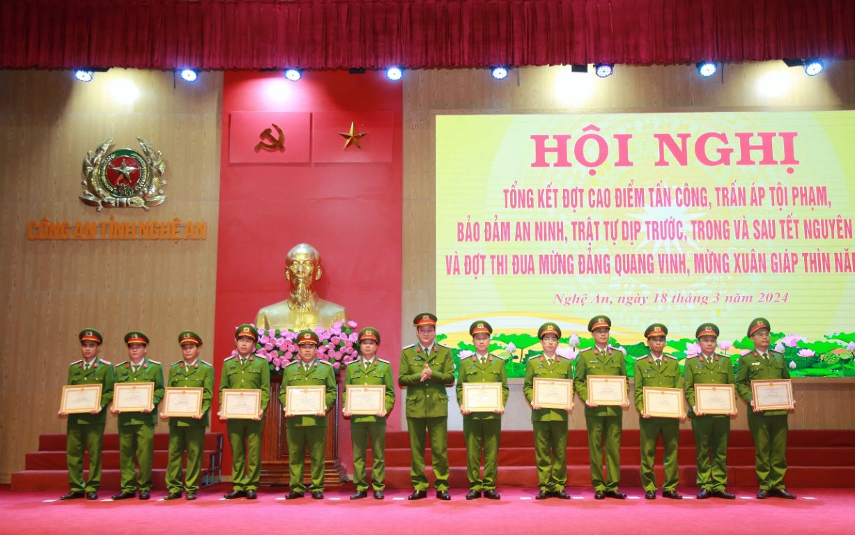 Đồng chí Đại tá Nguyễn Đức Cường, Phó Giám đốc Công an tỉnh trao Giấy khen của Giám đốc Công an tỉnh cho các tập thể, cá nhân đạt thành tích xuất sắc
