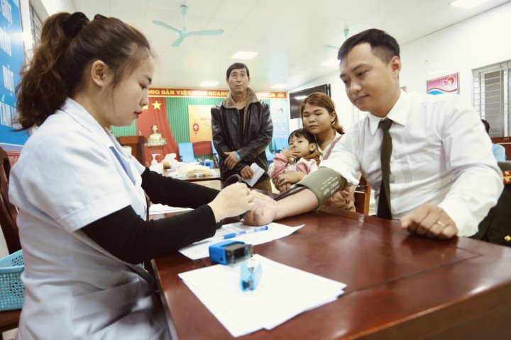 Đại uý Đặng Nữ Hồng Hạnh và Thượng úy Nguyễn Hữu Thăng đăng ký hiến máu cứu 02 bệnh nhân qua cơn nguy kịch