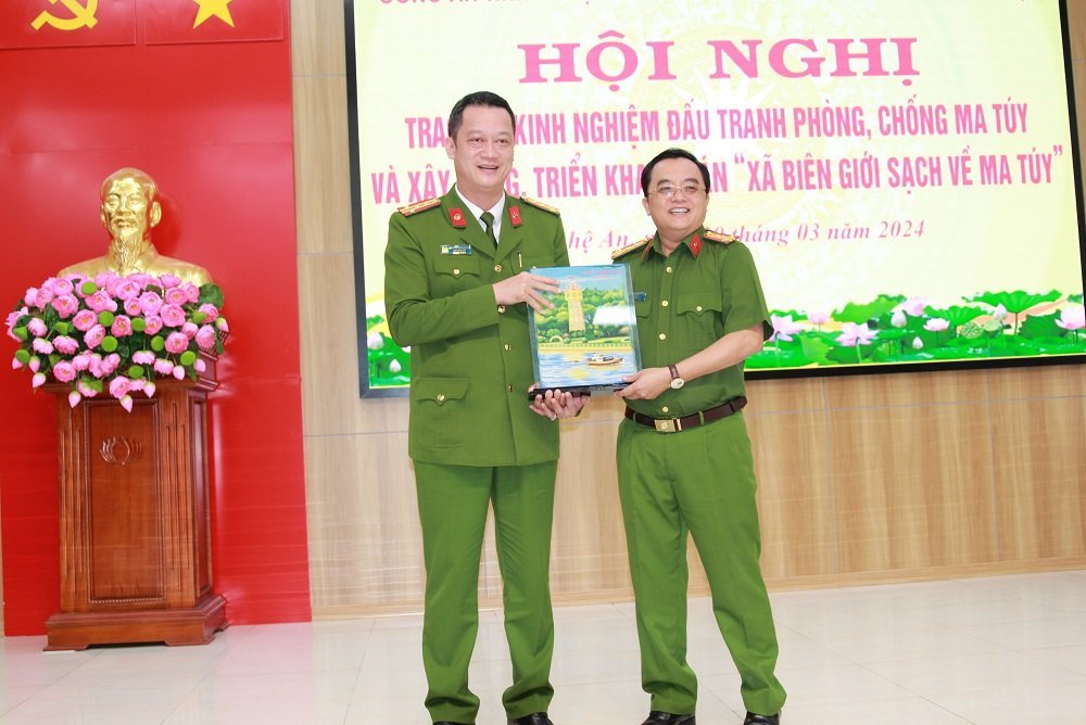 Công an tỉnh Bình Thuận trao quà  lưu niệm tặng Công an tỉnh Nghệ An