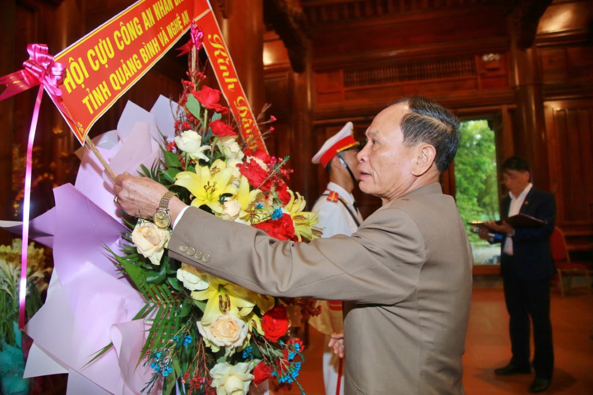 Đồng chí Đại tá Bùi Xuân Thành - Chủ tịch Hội Cựu CAND tỉnh Quảng Bình dâng hoa lên anh linh Chủ tịch Hồ Chí Minh