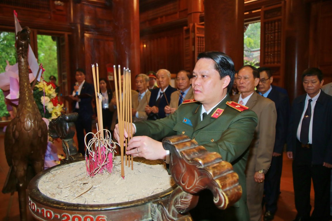 Đồng chí Thiếu tướng Bùi Quang Thanh - Giám đốc Công an tỉnh dâng hương tưởng niệm Chủ tịch Hồ Chí Minh