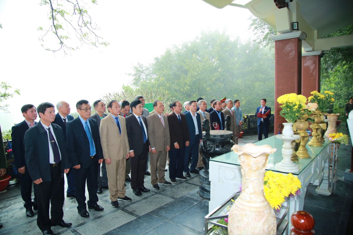 Đoàn đại biểu thành kính tưởng nhớ và bày tỏ lòng biết ơn, kính trọng đối với thân mẫu Chủ tịch Hồ Chí Minh