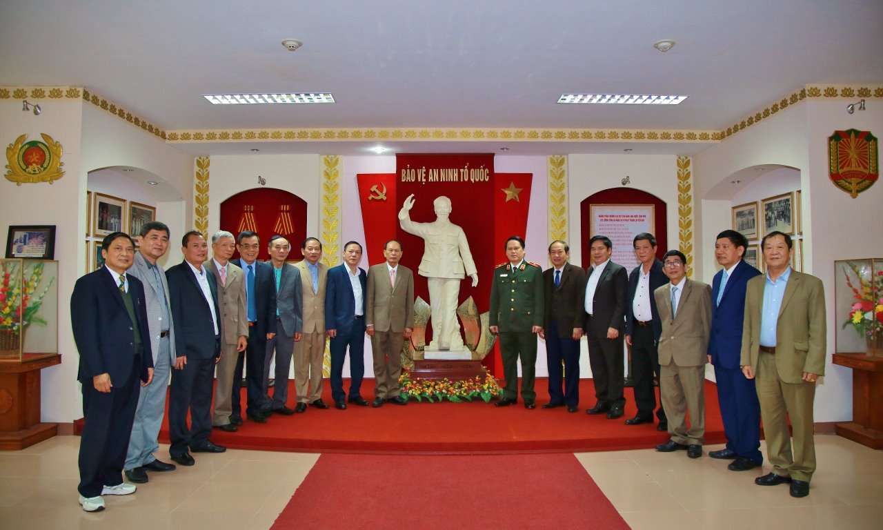 Đoàn đại biểu tham quan Bảo tàng truyền thống Công an tỉnh Nghệ An