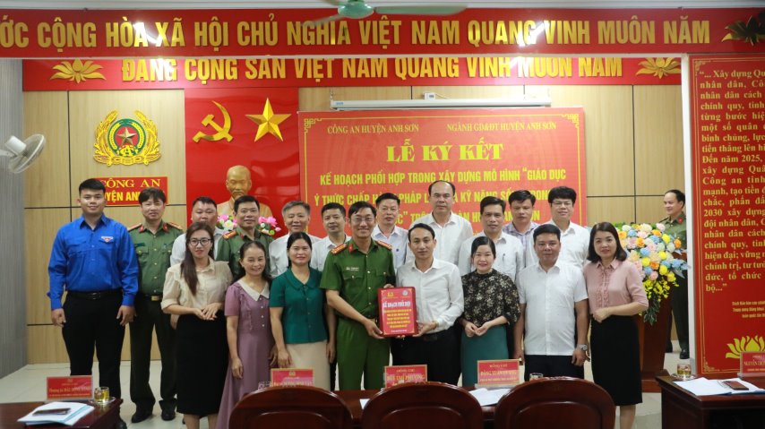 Lễ ký kết kế hoạch phối hợp giữa Công an huyện Anh Sơn và ngành Giáo dục và đào tạo huyện