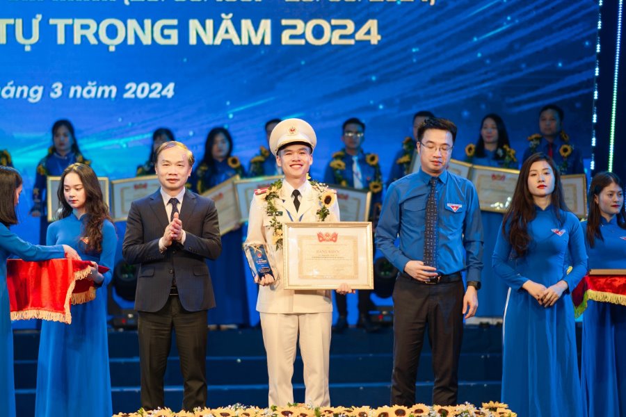Trung úy Nguyễn Anh Tú nhận Giải thưởng Lý Tự Trong năm 2024 do Trung ương Đoàn TNCS Hồ Chí Minh trao tặng