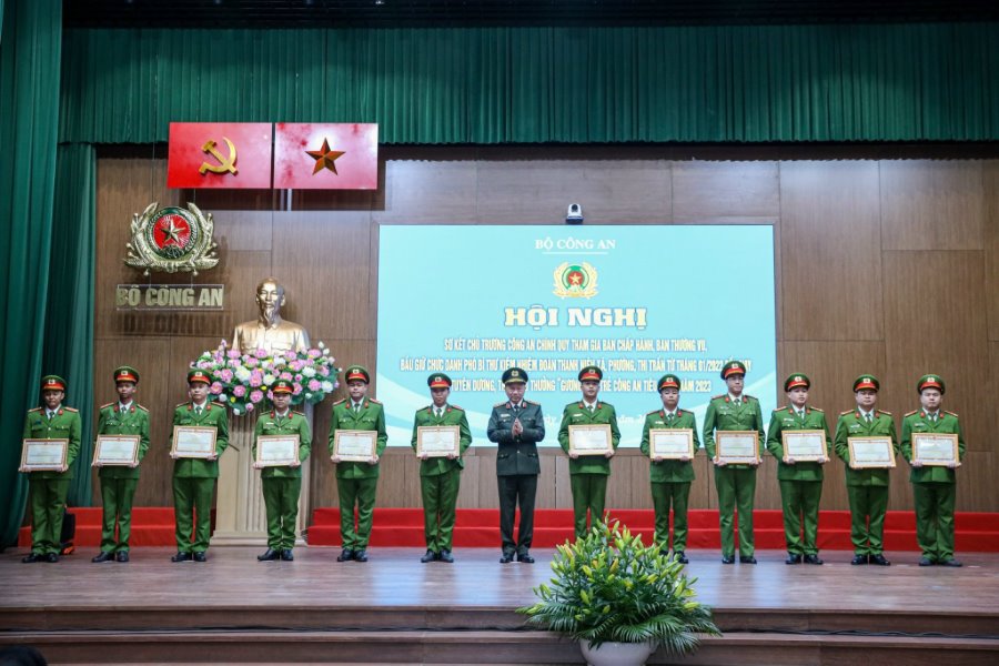 Thượng uý Nguyễn Hữu Vỹ (ngoài cùng bên phải) được Bộ Công an khen thưởng trong đợt sơ kết chủ trương giới thiệu Công an chính quy tham gia ban chấp hành, ban thường vụ và bầu chức danh phó bí thư kiêm nhiệm Đoàn cấp xã từ tháng 01/2022 đến nay 