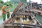 Phát hiện 09 thuyền vỏ sắt khai thác cát, sỏi trái phép trên sông Lam