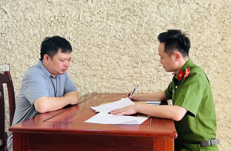 Cán bộ Công an huyện Diễn Châu lấy lời khai đối tượng Lê Đức Dũng