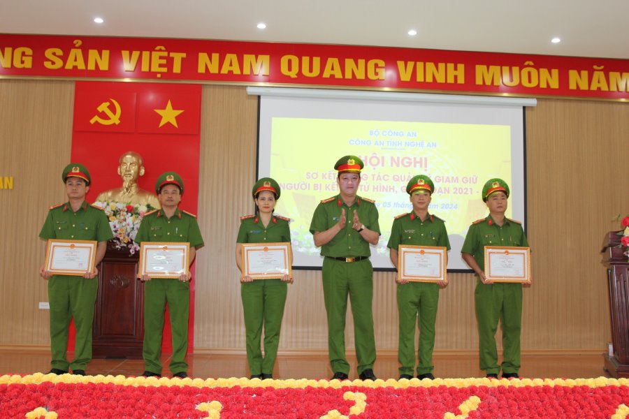Đồng chí Đại tá Nguyễn Đức Cường, Phó Giám đốc Công an tỉnh trao Giấy khen của Giám đốc Công an tỉnh cho các cá nhân có thành tích xuất sắc