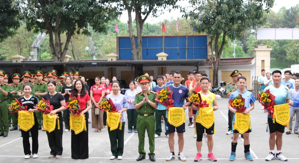 Ban tổ chức trao tặng hoa và cờ lưu niệm cho các Đội tham dự giải 