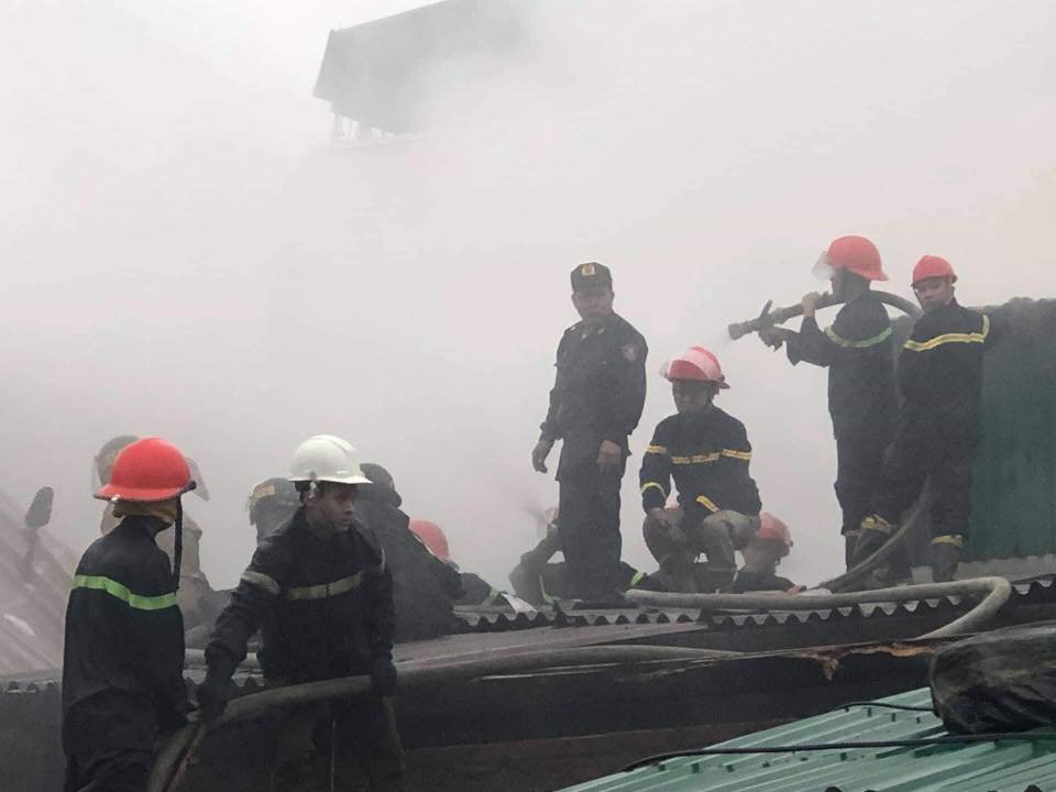 Lực lượng CSCĐ phối hợp với lực lượng Cảnh sát phòng cháy, chữa cháy và cứu nạn, cứu hộ tham gia chữa cháy và khắc phục hậu quả vụ cháy tại Chợ Vinh (tháng 12/2018)