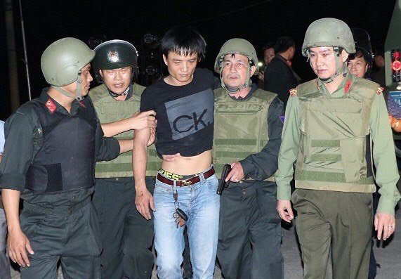 Lực lượng CSCĐ tham gia vận động, khống chế đối tượng Nguyễn Trung Thành có hành vi tàng trữ trái phép ma túy sử dụng lựu đạn, súng quân dụng cố thủ trong xe ô tô tại Hà Tĩnh