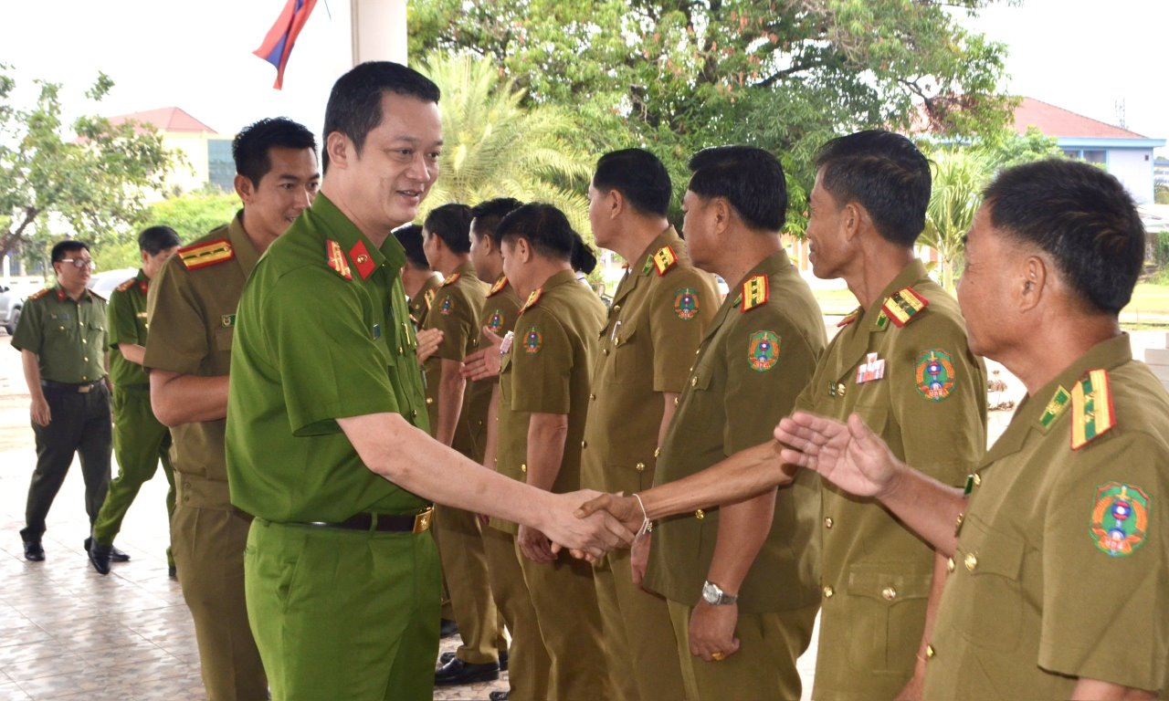  Lãnh đạo Công an tỉnh Bolykhamxay cùng đại diện lãnh đạo các đơn vị đón tiếp đồng chí Đại tá Nguyễn Đức Cường cùng đoàn công tác.