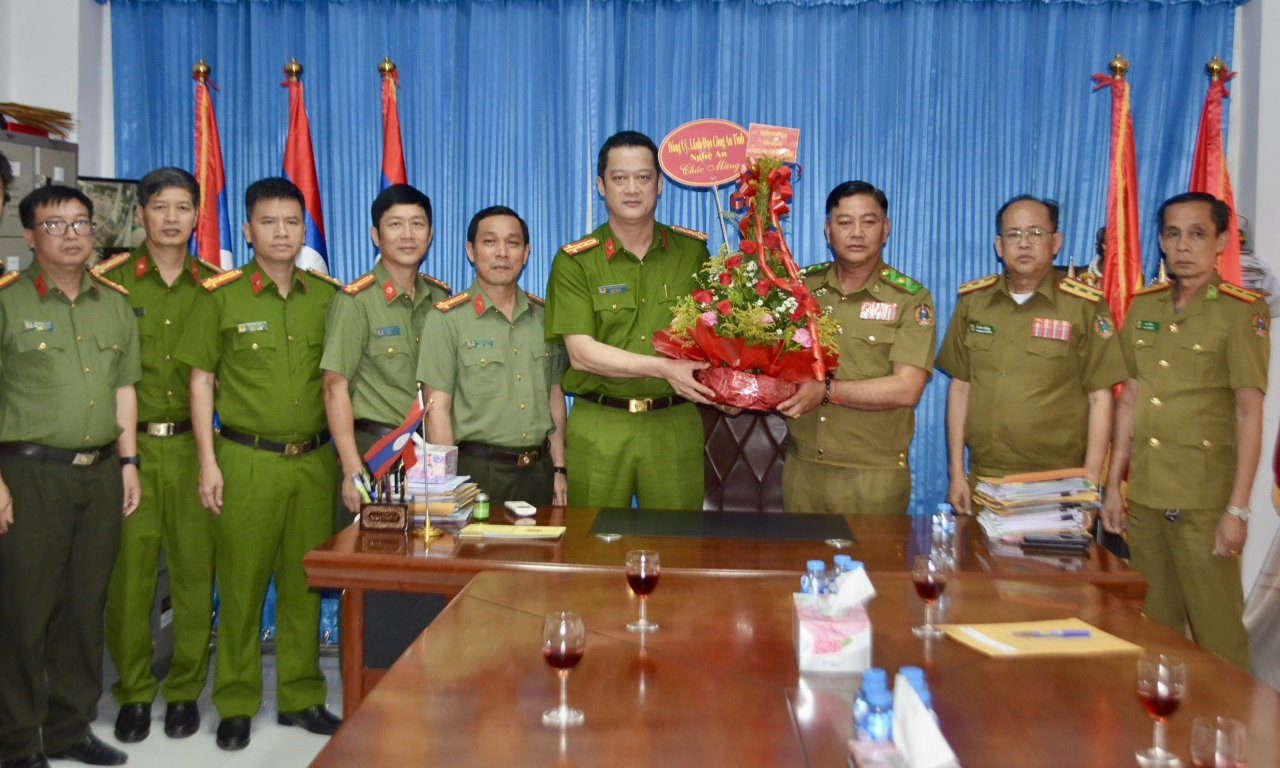 Thay mặt Lãnh đạo Công an tỉnh Nghệ An, Đại tá Nguyễn Đức Cường, đã gửi lời chúc mừng tới đồng chí Kông Chăn Xay Păn Nha, Giám đốc Công an tỉnh Bôlykhamxay vừa được thăng cấp bậc hàm Thiếu tướng.