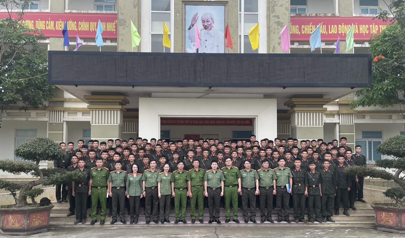 Các đại biểu chụp ảnh lưu niệm cùng các chiến sĩ nghĩa vụ thuộc đoàn Công an tỉnh Nghệ An đang tham gia huấn luyện tại Trung đoàn Cảnh sát Cơ động Bắc Trung Bộ