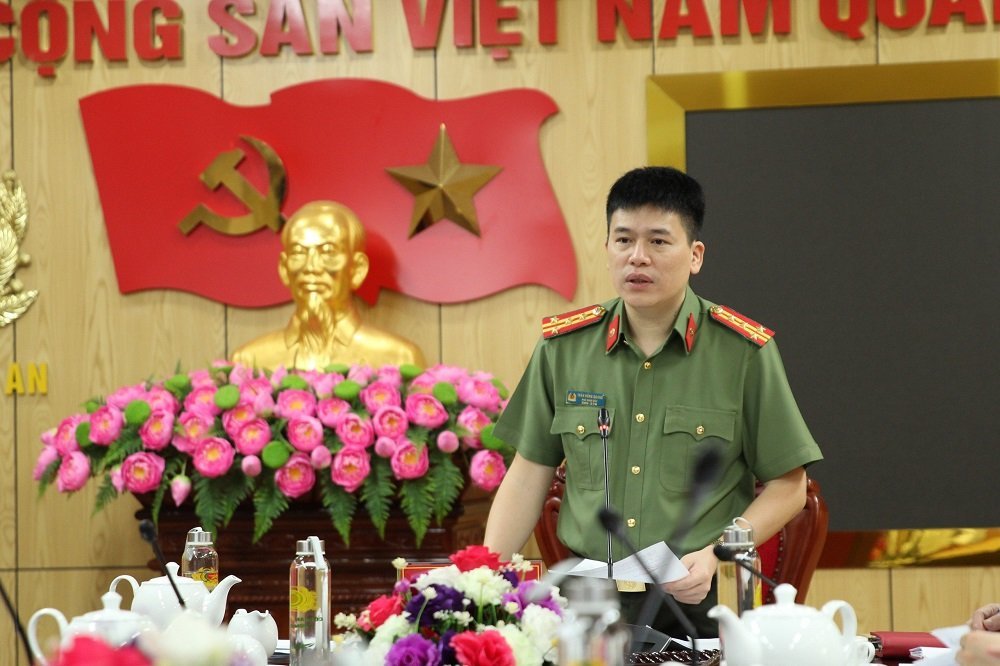 Đồng chí Đại tá Trần Hồng Quang, Phó Giám đốc Công an tỉnh phát biểu  tại cuộc họp