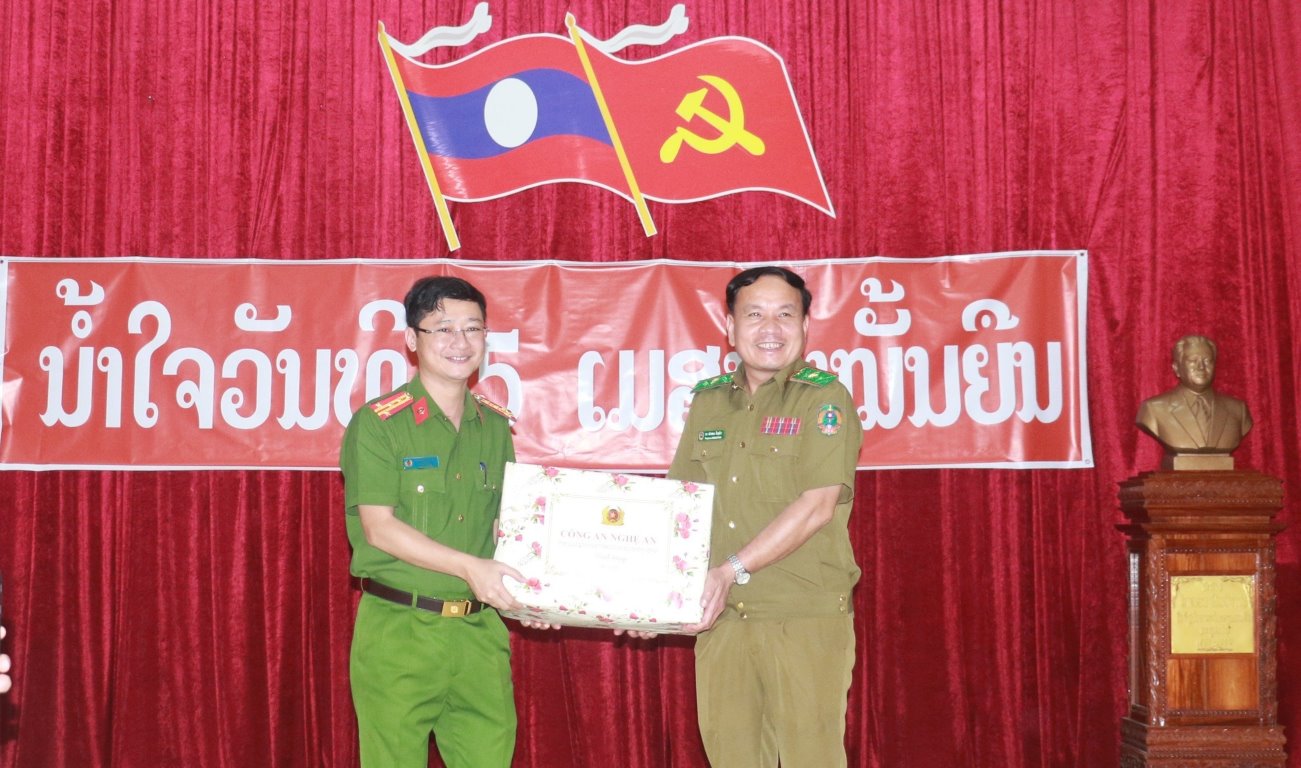 Thiếu tướng Phết Xỏn In Sú Phăn, Giám đốc Công an tỉnh Hủa Phăn đón nhận và trân trọng tình cảm của Công an tỉnh Nghệ An