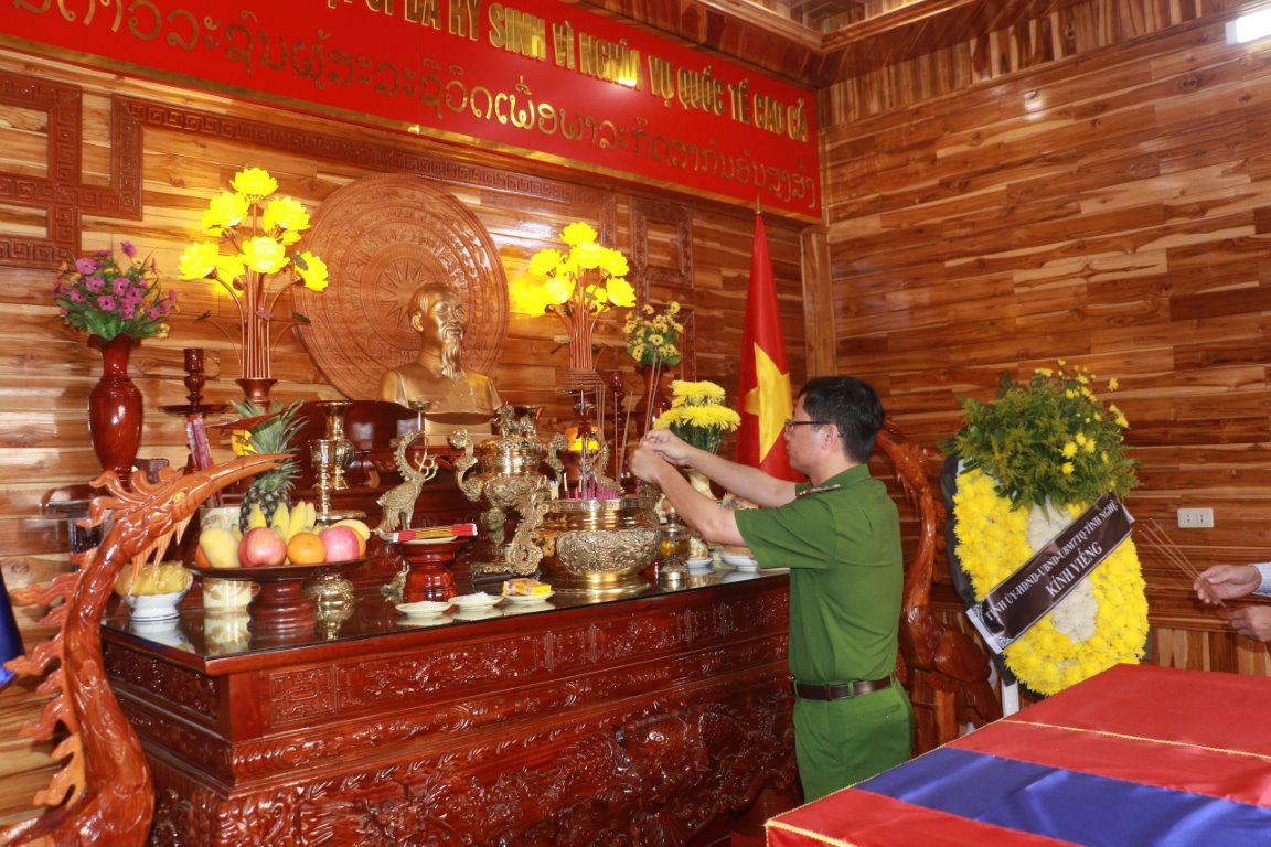 Đồng chí đại tá Trần Ngọc Tuấn, Phó Giám đốc Công an tỉnh dâng hương tại phòng thờ các Liệt sĩ, Đội Quy tập - Bộ Chỉ huy Quân sự tỉnh Nghệ An tại tỉnh Xiêng Khoảng