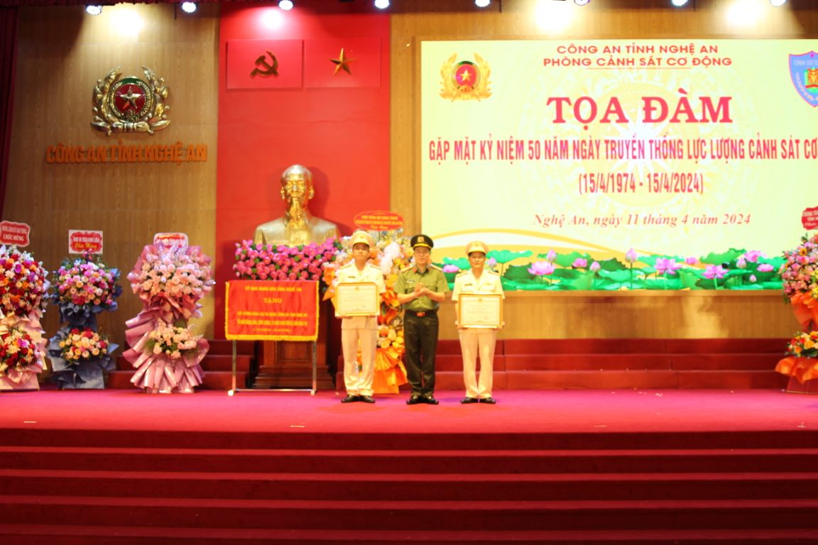 Đồng chí Đại tá Trần Hồng Quang - Phó Giám đốc Công an tỉnh trao Bằng khen của Chủ tịch UBND tỉnh tặng các tập thể, cá nhân có thành tích xuất sắc