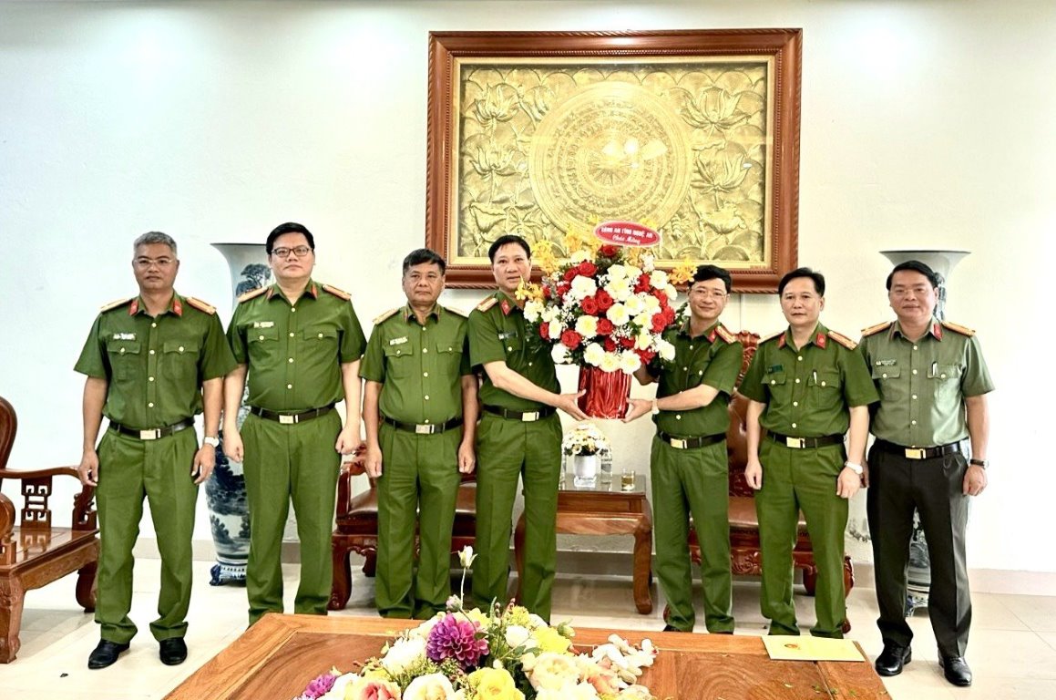 Đồng chí Đại tá Trần Ngọc Tuấn  - Phó Giám đốc Công an tỉnh cùng Đoàn công tác tặng hoa chúc mừng cán bộ, chiến sĩ Trung đoàn Cảnh sát cơ động Bắc Trung Bộ