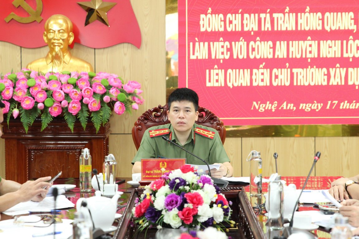 Đồng chí Đại tá Trần Hồng Quang, Phó Giám đốc Công an tỉnh chủ trì buổi làm việc