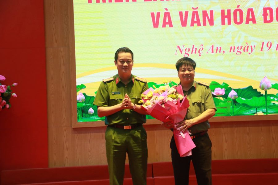 Đồng chí Đại tá Nguyễn Đức Cường, Phó Giám đốc Công an tỉnh, thay mặt Đảng ủy, Lãnh đạo Công an tỉnh tặng hoa chúc mừng Ban tổ chức chương trình