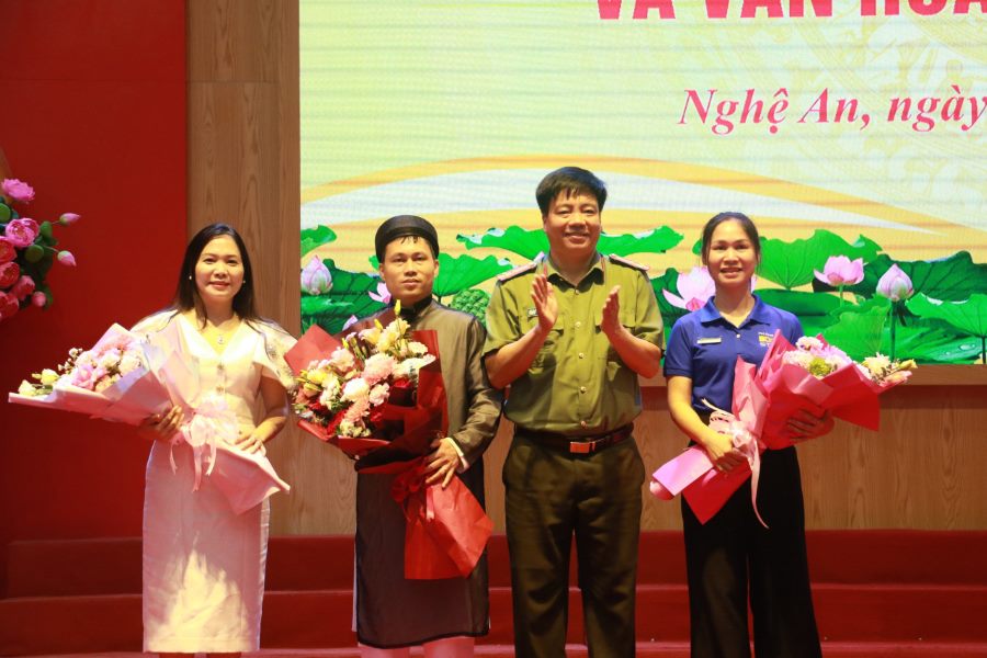 Đồng chí Thượng tá Nguyễn Trọng Khanh - Trưởng phòng Công tác đảng và công tác chính trị thay mặt Ban tổ chức tặng hoa các đơn vị, cá nhân đồng hành hoạt động Triển lãm sách của Công an tỉnh Nghệ An