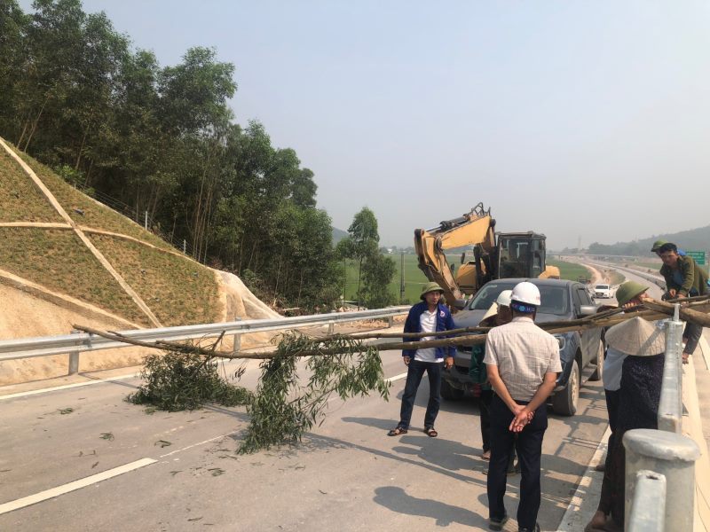 Công an huyện Diễn Châu vận động người dân tháo dỡ vật cản chắn đường