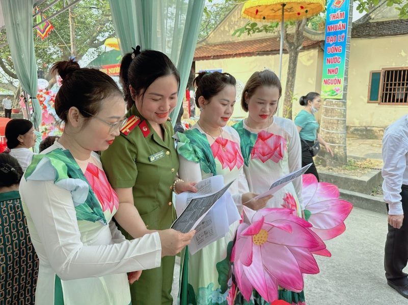 Cán bộ Công an xã Hưng Đạo, huyện Hưng Nguyên tuyên truyền Luật Căn cước đến người dân 