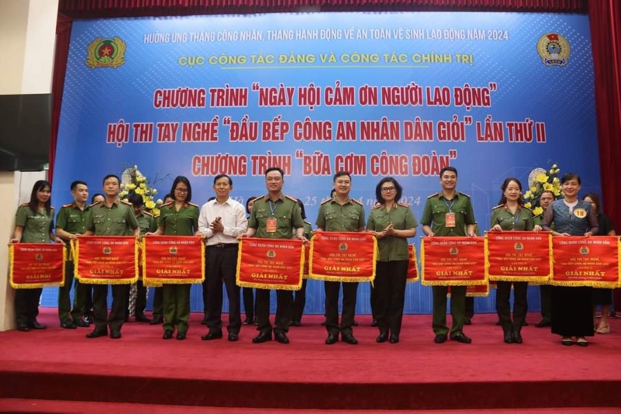 Công đoàn Công an tỉnh Nghệ An (thứ 3 từ trái sang) đạt giải Nhất tại Hội thi “Đầu bếp CAND giỏi