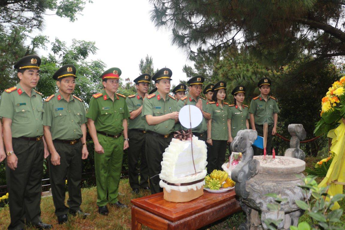 Đồng chí Đại tá Trần Hồng Quang – Phó Giám đốc Công an tỉnh cùng đoàn dâng hoa, dâng hương viếng mộ Đại tướng Võ Nguyên Giáp 