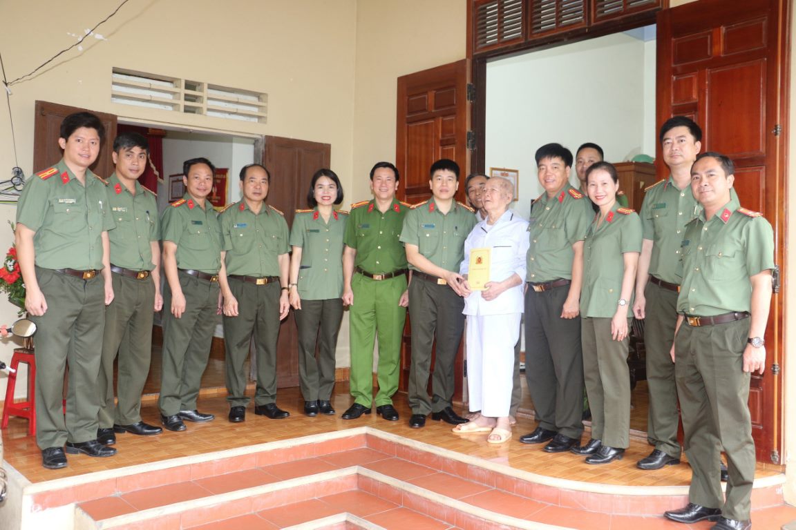 Thăm và tặng quà Thương binh Đỗ Như Quán tại xã Cảnh Dương, huyện Quảng Trạch tham gia chiến dịch Điện Biên Phủ 