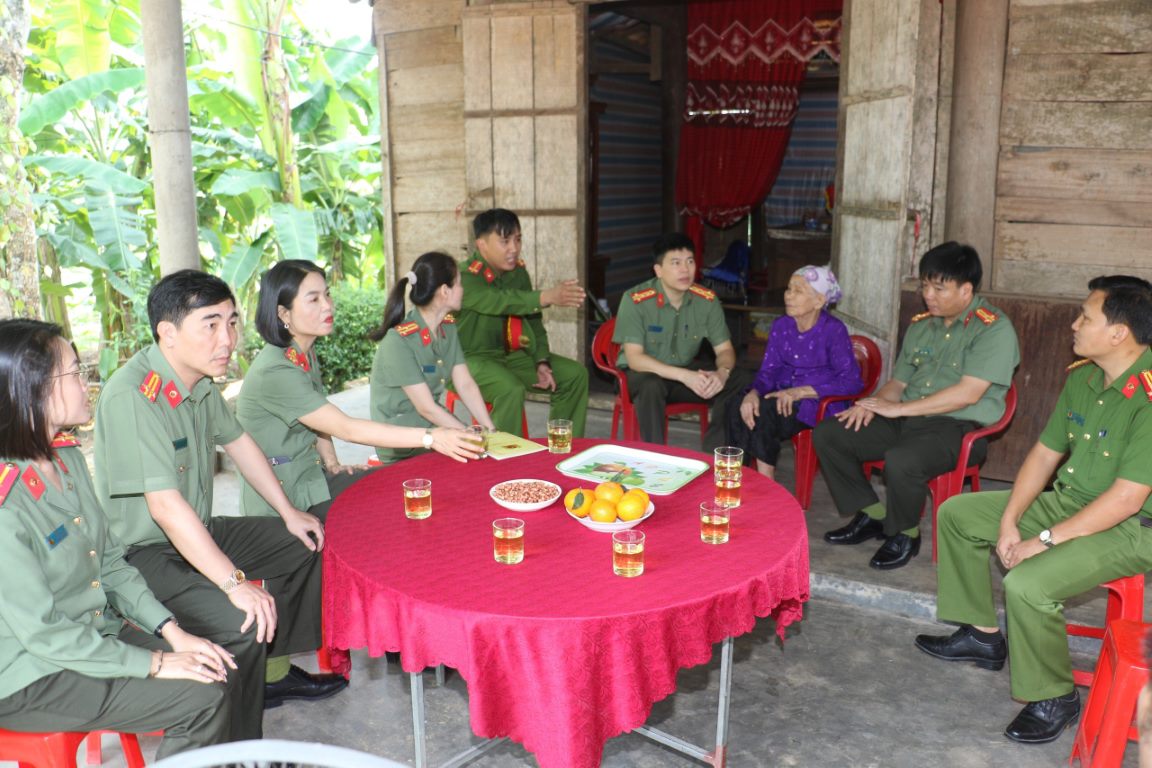Thắp hương tri ân liệt sĩ và tặng quà Bà mẹ Việt Nam anh hùng Đỗ Thị Điểm tại xã Hưng Trạch, huyện Bố Trạch
