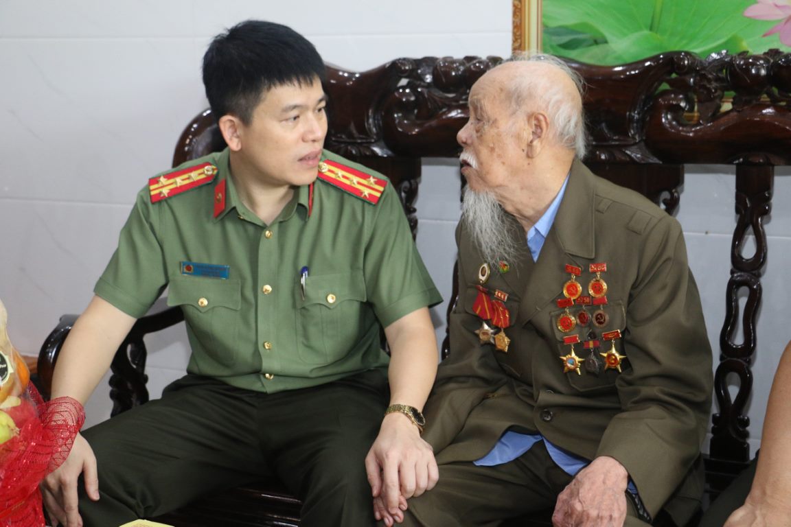 Thăm, tặng quà quân nhân Đỗ Xuân Tịch tham gia chiến dịch Điện Biên Phủ 