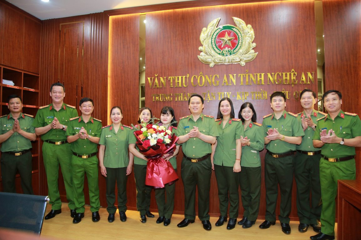 Đồng chí Thiếu tướng Bùi Quang Thanh, Giám đốc Công an tỉnh và các đồng chí Phó Giám đốc Công an tỉnh tặng hoa chúc mừng cán bộ làm công tác văn thư