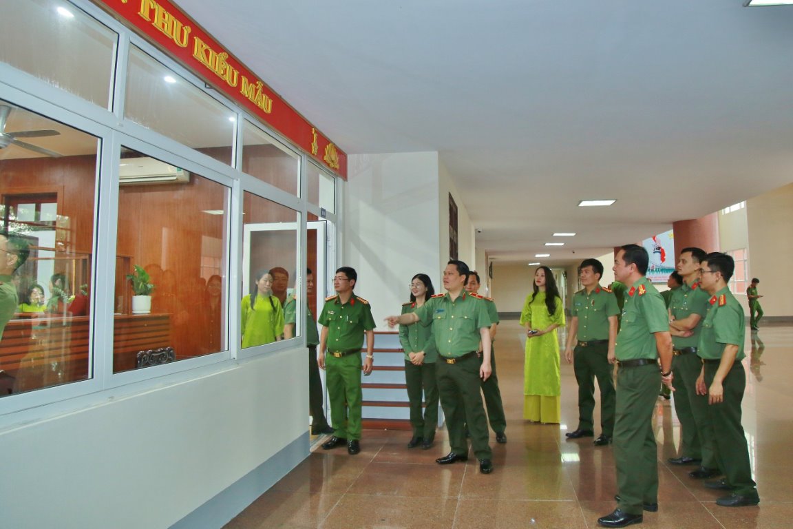 Đồng chí Thiếu tướng Bùi Quang Thanh, Giám đốc Công an tỉnh cùng các đại biểu tham quan mô hình “Phòng Văn thư kiểu mẫu Công an tỉnh Nghệ An”