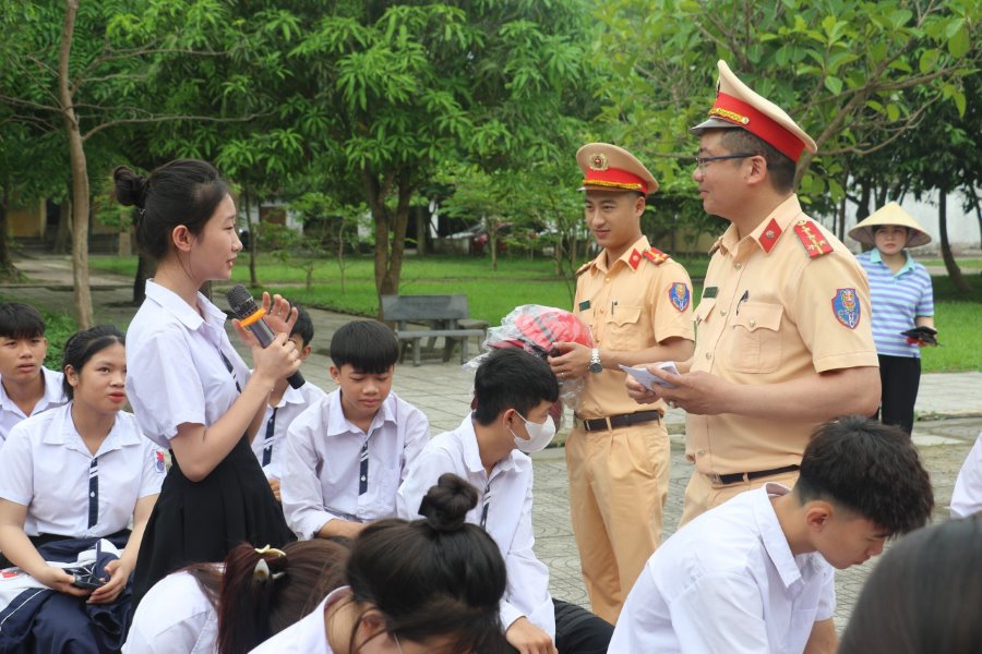 Học sinh hào hứng trả lời các câu hỏi liên quan đến Luật Giao thông đường bộ