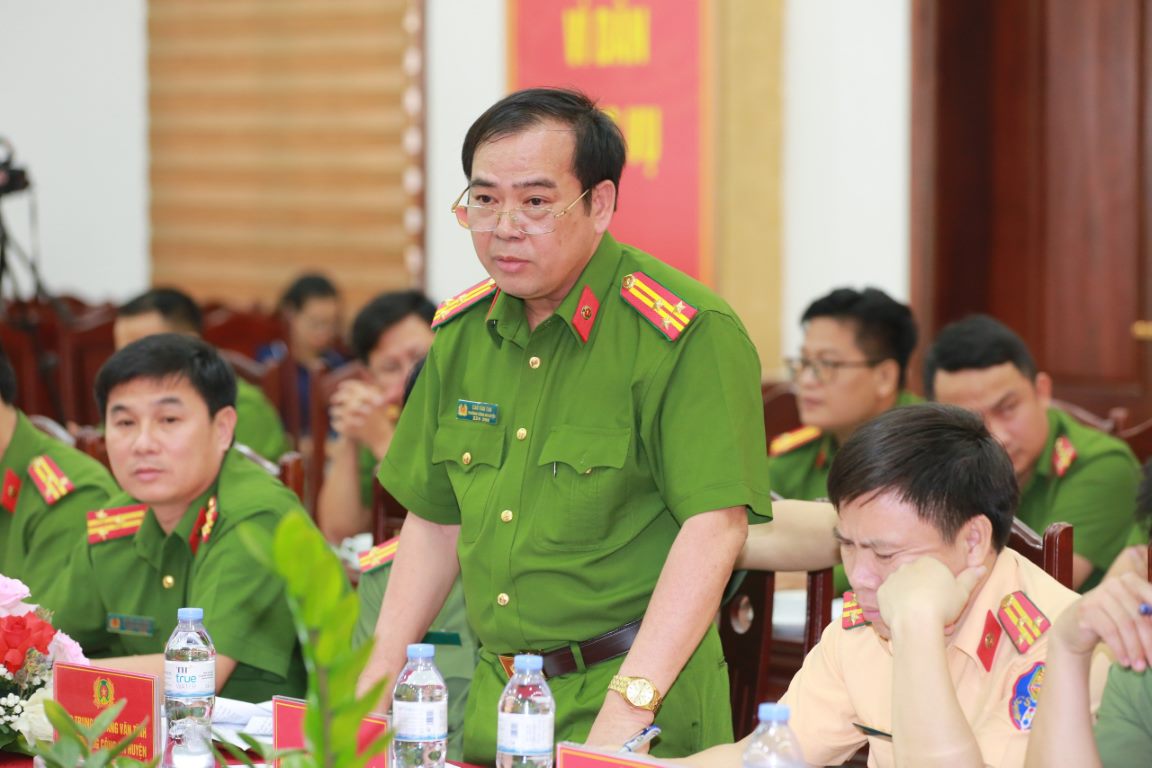 Đồng chí trưởng Công an huyện Nam Đàn phát biểu