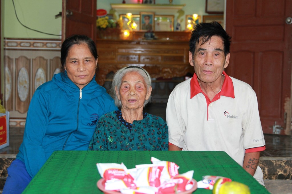 Bà mẹ Việt Nam anh hùng Nguyễn Thị Năm bên cạnh người con trai thứ hai Nguyễn Thanh Hải và người con gái thứ sáu Nguyễn Thị Hoa 