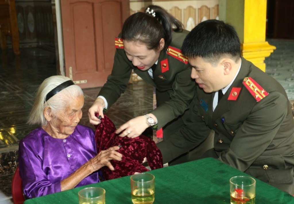 Đồng chí Đại tá Trần Hồng Quang, Phó Giám đốc Công an tỉnh đến thăm, tặng quà Bà mẹ Việt Nam anh hùng Nguyễn Thị Năm dịp Tết Nguyên đán Giáp Thìn 2024