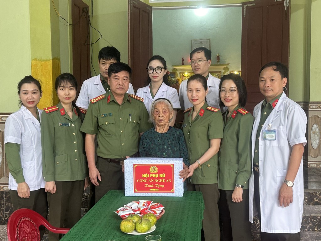 Các đơn vị, đoàn thể Công an tỉnh Nghệ An thường xuyên thăm, tặng quà và khám bệnh cho bà Nguyễn Thị Năm